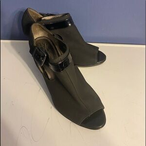 Lifestride soft system vixen heel, Black, Sz 8 Open Toe Women Sandals.